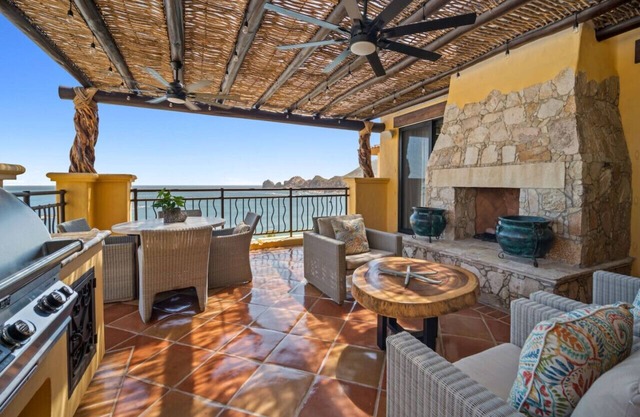 4BD 2-level Penthouse 5-Star Beachfront Paradise.