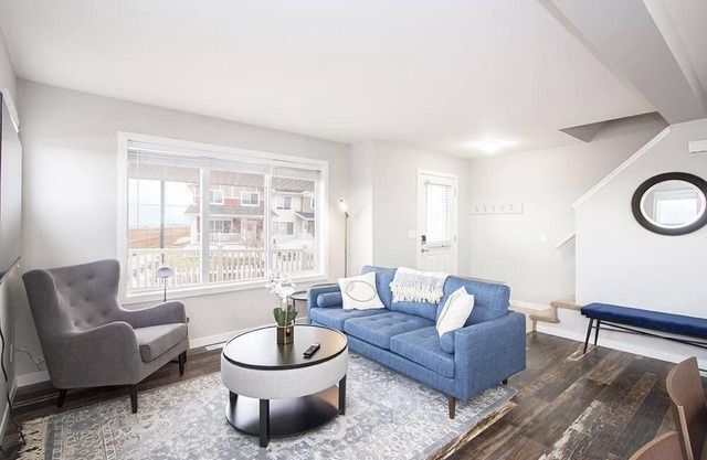 4Bed 2Bath Townhouse with Laundry, Parking & Wi-Fi