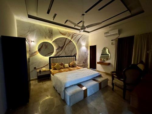 4BHK Bathtub,Ntflx,AC 50inch Lcd Gulshan luckyone central