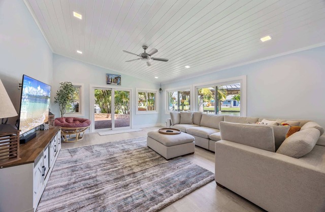 4BR/2.5BA Waterfront Oasis w/Pool & Dock