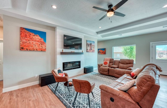 4BR (3 King beds) w/Game Room, Views, Murals, Steps to Hiking