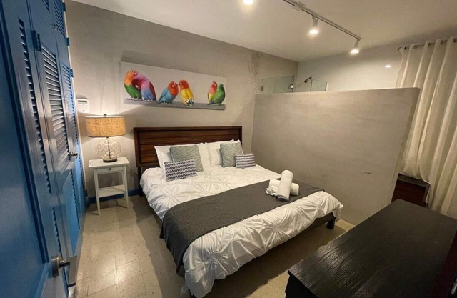 4BR Spaciuos Apartment aWalk to the Beach Restaurants and Nightlife!