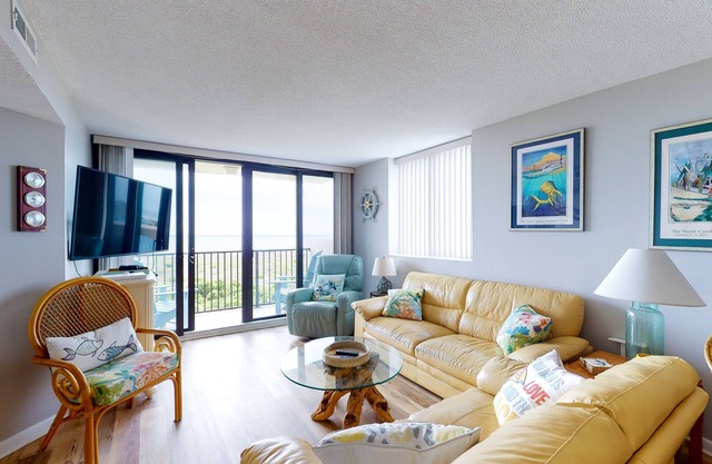 4th-Floor oceanfront condo with amazing view, WiFi & shared pools/hot tub/gym