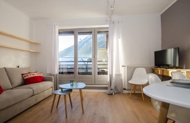 4th floor, view valley, balcony, parking, tv, ski locker, 49m², Chamonix