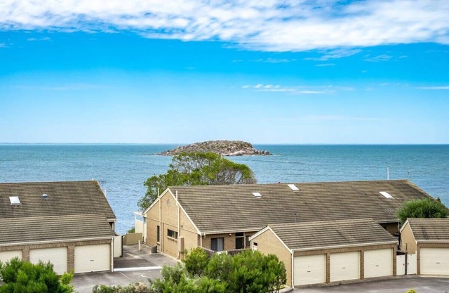 5/2 Solway Cres - Quality Top Floor Apartment overlooking the Bay