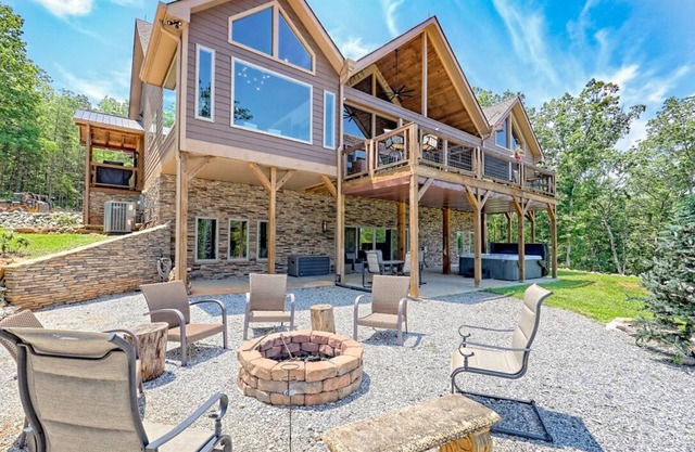 5 ALL KING BRs- Luxury, Infrared Sauna, Chef, 10+ Acres -Quiet, 3 miles to Helen
