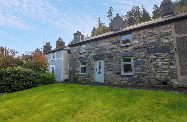 5 BANC LLUGWY, with open fire in Betws-Y-Coed