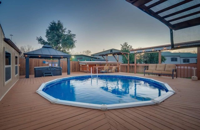 5-BD/3-BA in the Heart of Dallas w/Pool & Hot Tub