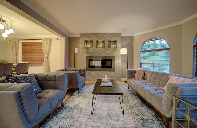 5 bdrm home w/ hot tub, outdoor kitchen, game room