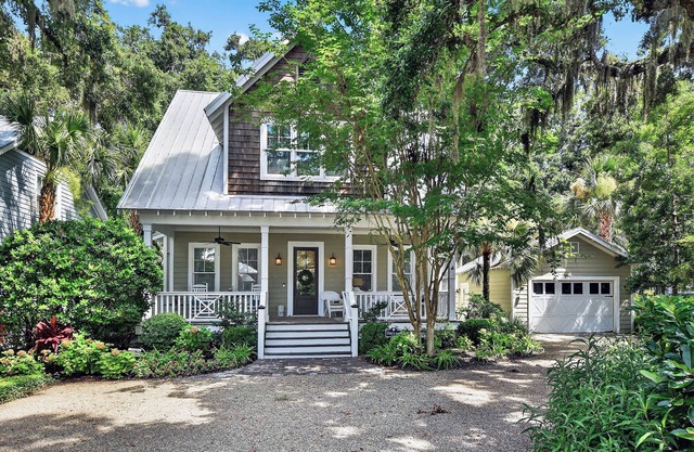 5 bed/4.5 bath beach cottage - Walking distance to St Simons Pier & Village!