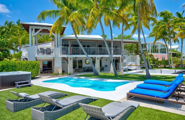 5 Bed/4.5 Bath~Pool/Hot Tub~Ocean Views-Boat Dock~Kayaks,Bikes, & more