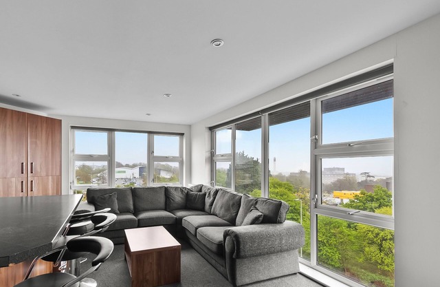 5 Bed Apartment @ Derriford Stays by Pureserviced