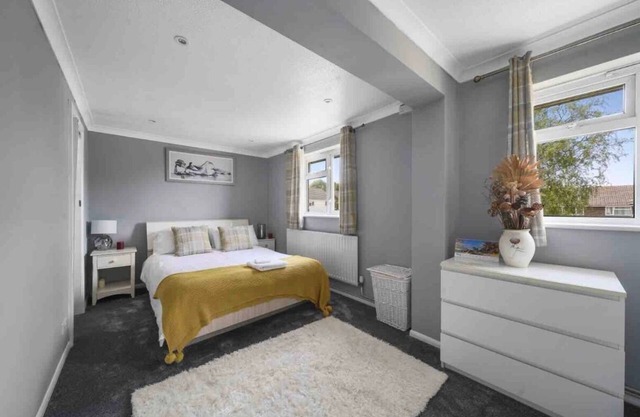 5 Bed House - Sleeps 10 - Garden - Parking - Wifi
