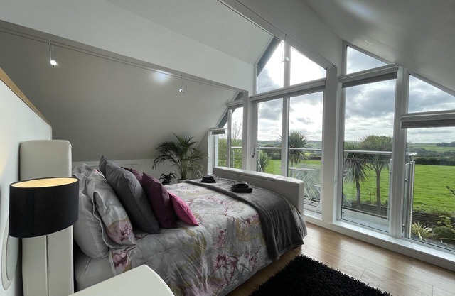 5 Bed House-Sleeps 14-Hot Tub-Bar-Garden-Parking