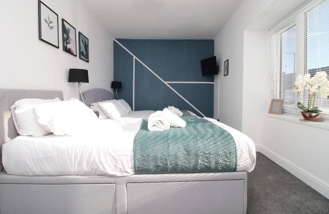 5 Bed House - Sleeps 16 - Parking - Wifi