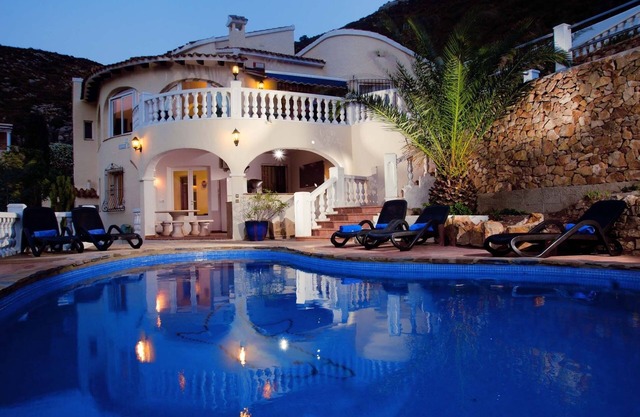 5-Bed Villa in El Portet Moraira with mountain views. Pets welcome!