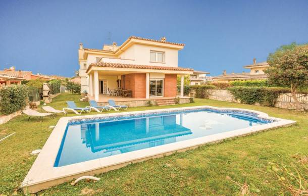 5 bedroom accommodation in Sant Pere Pescador
