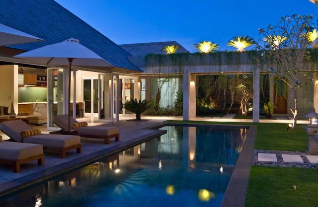 5 Bedroom, 250 meter from beach, Staffed property. Stress Free!