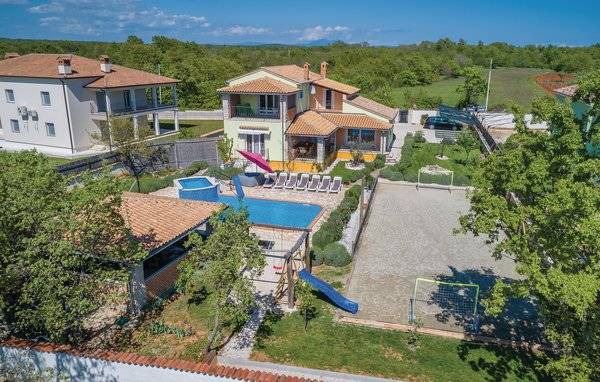 5 bedroom accommodation in Rezanci