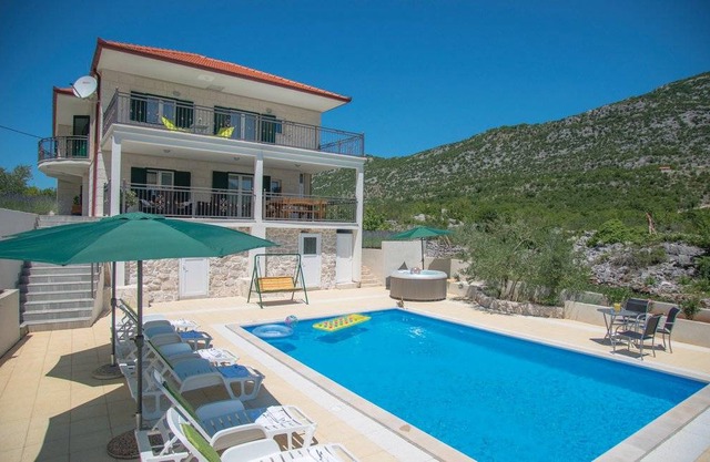 5 bedroom accommodation in Zagvozd