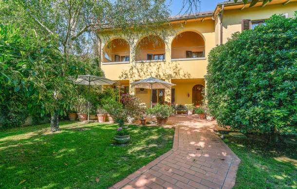 5 bedroom accommodation in Arezzo