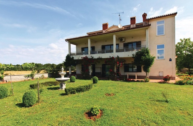 5 bedroom accommodation in Muntic