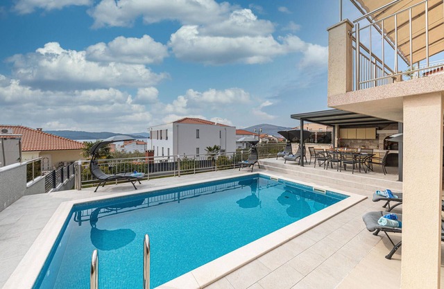 5 bedroom amazing home in Okrug Gornji