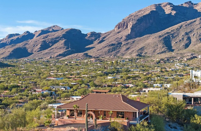 5 Bedroom HILLTOP Modern Breathtaking 360 degree VIEWS Heated Pool Spa Sleeps 16