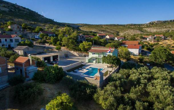 5 bedroom accommodation in Lisane Ostrovicke