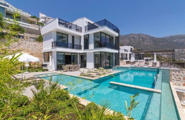 5 bedroom luxury villa - large infinity pool and jacuzzi