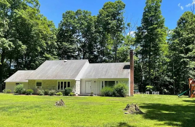 5 Bedroom Retreat with Hot Tub near Minnewaska State Park