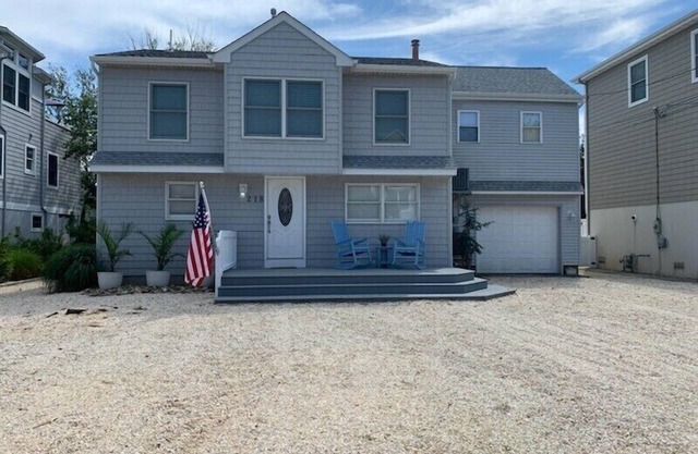 5 Bedroom Surf City Gem - 2 short blocks to the beach and bay views.
