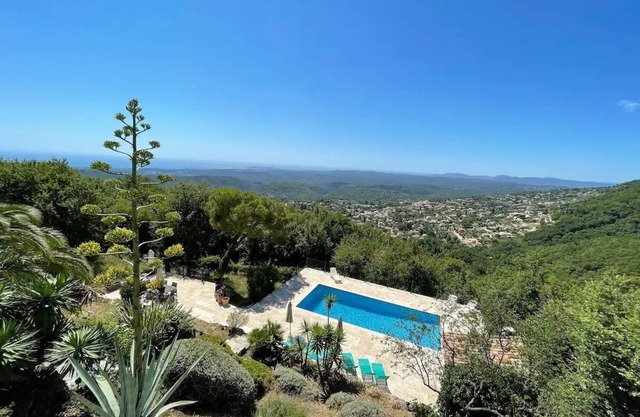 5 bedroom villa with sea view in Tourettes