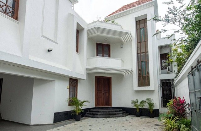 5 bedroom villa bordering Golf Links in Colombo 8 Sri Lanka