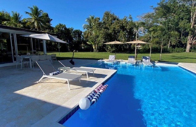 5 Bedroom Villa Steps from the Beach and Golf