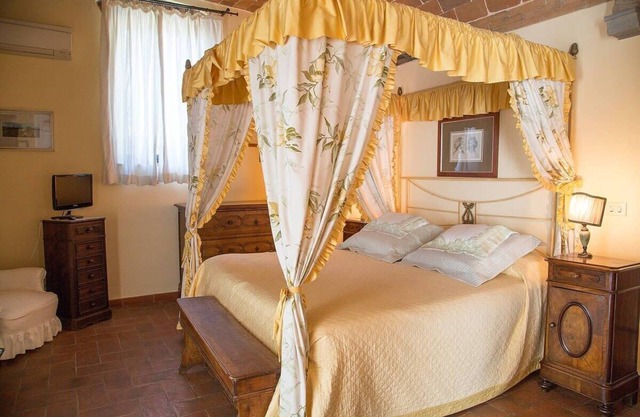5 bedroom villa with pool in Tuscany