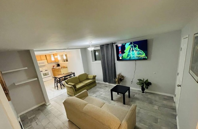 5 bedrooms+2 kitchen+2 living room+easy access to major shopping centre+downtown