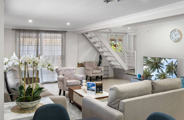 5 Beds home close to mall, food & highway