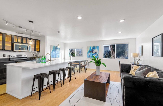 5 Beds Spacious House - Walk to Seattle University