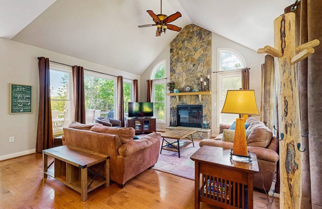 5 BR lakefront home with private dock, boathouse and firepit/kayaks