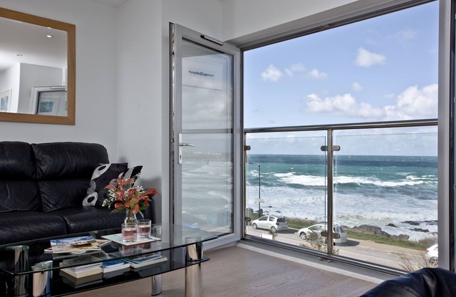 5 Fistral Beach, Newquay - an apartment that sleeps 4 guests in 2 bedrooms