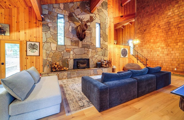 5 Mi to Donner Lake: Cabin w/Deck + Pool Access!