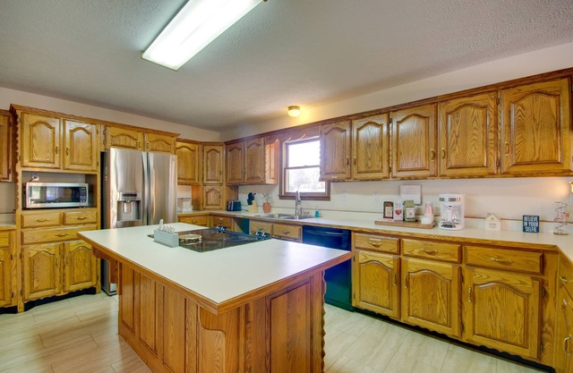 5 Mi to Dtwn Waynesville: 4-Acre Group Getaway!