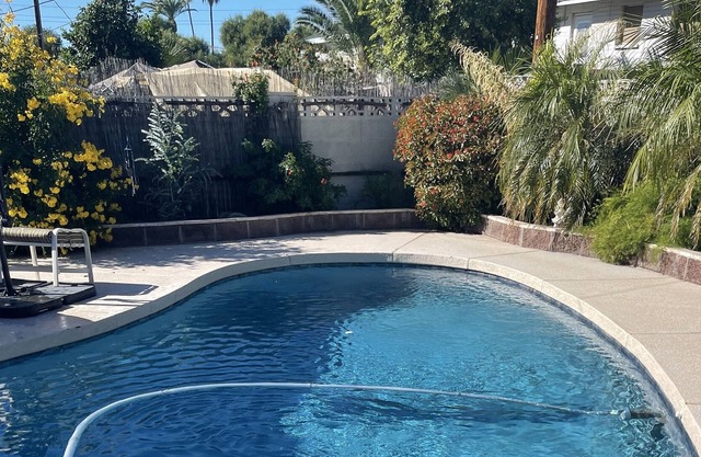5 miles from stadium new heated pool