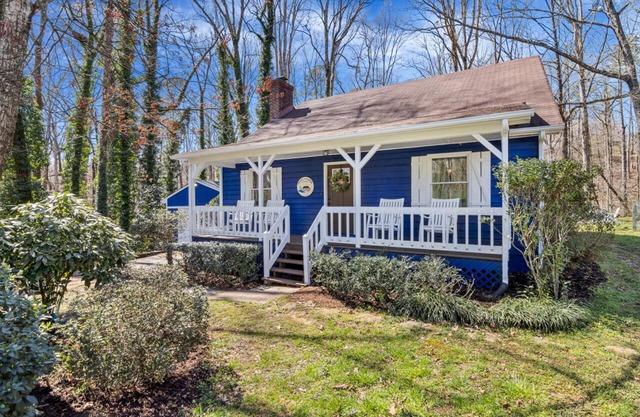5 Min From Clemson + Salt Water Hot Tub + Game Room + BAR + 5 King Beds!
