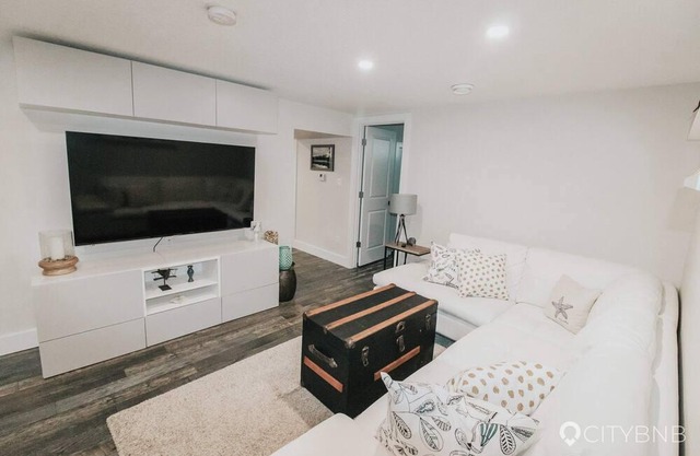 5 min from WEM. 2 Bedroom Suite.