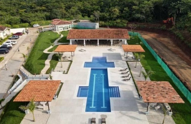 5 Min to Tamarindo Large Pool Condo 6 Guests