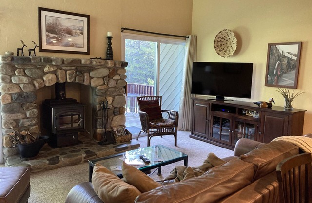 5 min walk to Baldy/Private Ski Locker, Steps to Bike/XC Path, Hot Tub & Pool
