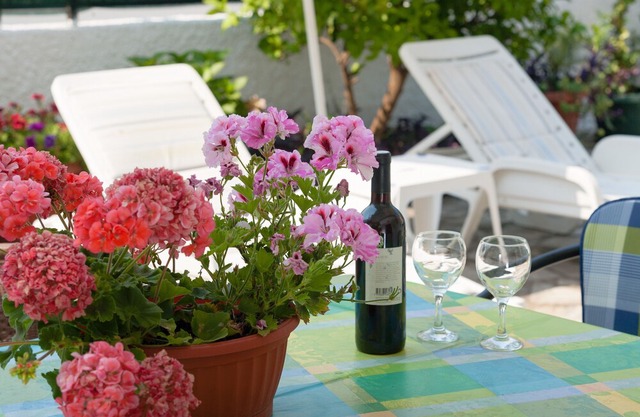 5 min Walk to the Beach, Wi-Fi, Aircon, Parking, family friendly