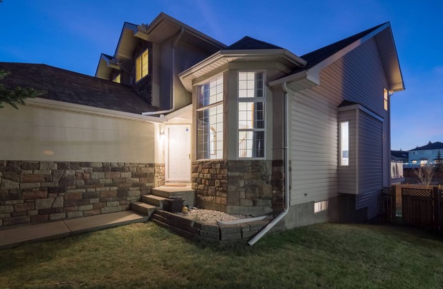 5 mins to ski resort and 10 mins to downtown cozy walk out basement 3 levels HM
